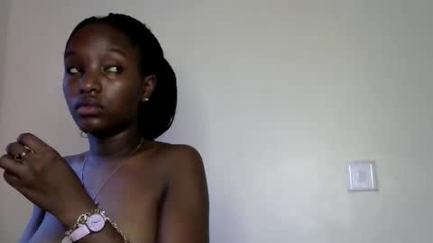 sweet_strawberina online show from May 8, 9:25 am