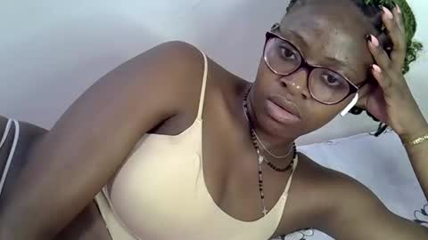 sweet_zarah online show from May 4, 1:07 pm