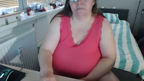 Snapshot of sweetboobs85h chatting on November 16, 9:48 am Sweetboobs85h online show from November 16, 9:48 am