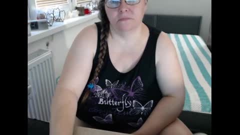 Snapshot of sweetboobs85h chatting on November 29, 11:02 am Sweetboobs85h online show from November 29, 11:02 am