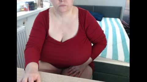 Sweetboobs85h online show from March 26, 9:15 am