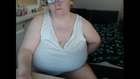 Sweetboobs85h online show from April 6, 7:26 pm