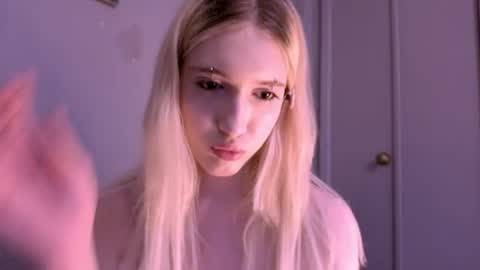 sweetcrystalll online show from August 8, 5:59 pm