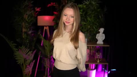 Snapshot of sweetdaisy_me chatting on February 15, 8:35 am Lina online show from February 15, 8:35 am