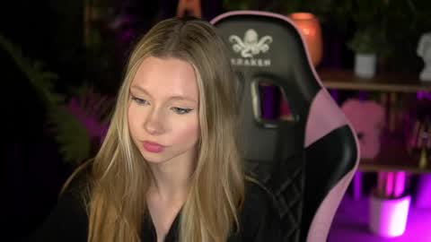 Snapshot of sweetdaisy_me chatting on February 16, 3:41 pm Lina online show from February 16, 3:41 pm