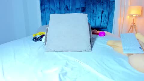 Mia online show from March 1, 2:55 pm