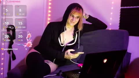 Snapshot of sweetemmarose chatting on January 9, 4:26 am Emma online show from January 9, 4:26 am