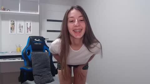 Snapshot of sweetheart_77 chatting on February 26, 6:07 pm Emma online show from February 26, 6:07 pm