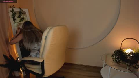 Snapshot of sweetheart_flower chatting on December 4, 2:59 pm Kira online show from December 4, 2:59 pm