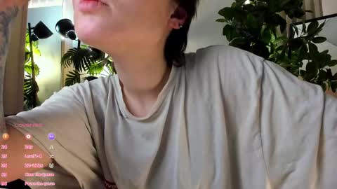 Snapshot of sweetheart_flower chatting on February 25, 7:14 pm Kira online show from February 25, 7:14 pm