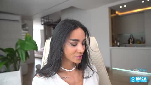 Snapshot of sweetlaurasaenz chatting on October 5, 3:32 pm Laura Saenz  Geminis online show from October 5, 3:32 pm