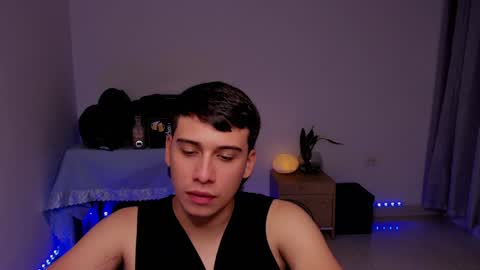 Snapshot of sweetlian_04 chatting on December 7, 3:25 am Lian online show from December 7, 3:25 am