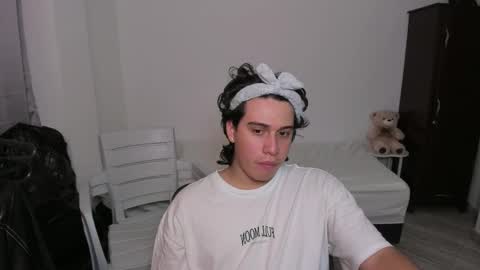 Snapshot of sweetlian_04 chatting on December 17, 6:47 pm Lian online show from December 17, 6:47 pm