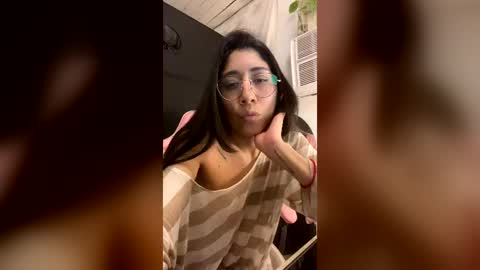 Snapshot of sweetlucyy1902 chatting on July 20, 3:54 am sweetlucyy1902 online show from July 20, 3:54 am