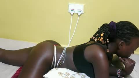 Snapshot of sweetmaya32 chatting on March 26, 8:20 am Maya online show from March 26, 8:20 am