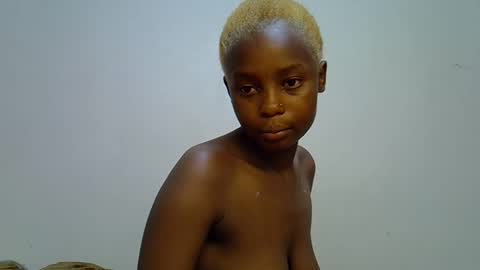 Snapshot of sweetrall chatting on February 8, 12:36 am Lilly online show from February 8, 12:36 am