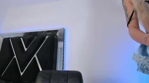  Alice Woolridge  online show from April 15, 2:40 am