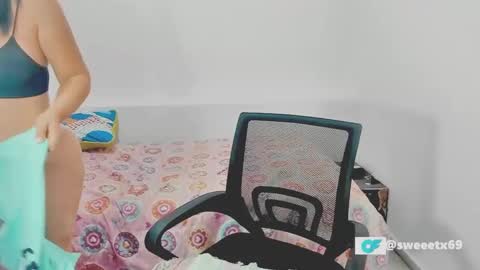 Snapshot of sweetsquirtx23 chatting on December 19, 2:24 pm lili online show from December 19, 2:24 pm