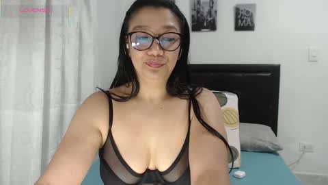 Snapshot of sweetstormi chatting on March 5, 5:25 am Stormi online show from March 5, 5:25 am