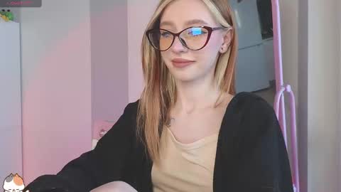 Snapshot of sweetuniporn chatting on December 5, 11:05 am Elis a little vacation Ill be here Saturday my schedules in bio online show from December 5, 11:05 am