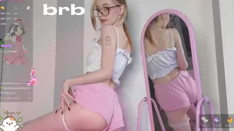 Snapshot of sweetuniporn chatting on December 6, 10:38 am Elis a little vacation Ill be here Saturday my schedules in bio online show from December 6, 10:38 am