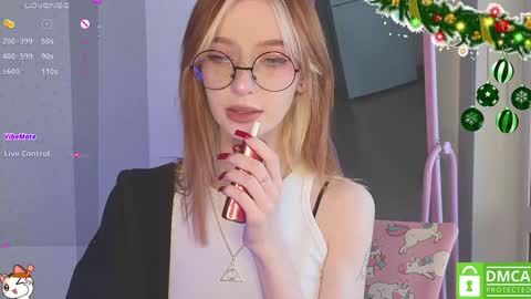 Snapshot of sweetuniporn chatting on January 5, 8:32 am Elis a little vacation Ill be here Saturday my schedules in bio online show from January 5, 8:32 am