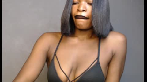 Snapshot of sweetxxboobsx chatting on April 1, 8:37 am sweetxxboobsx online show from April 1, 8:37 am