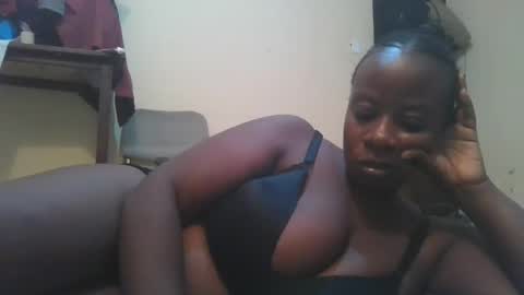 Snapshot of sweetyass25 chatting on June 10, 3:55 pm sweetyass25 online show from June 10, 3:55 pm