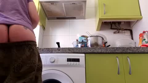 Snapshot of sweetywhity2 chatting on January 12, 3:14 pm Silvia online show from January 12, 3:14 pm