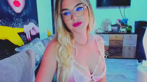 Snapshot of swetkatie chatting on December 9, 12:45 am Ecaterina online show from December 9, 12:45 am