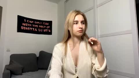 Mona online show from January 14, 5:07 pm