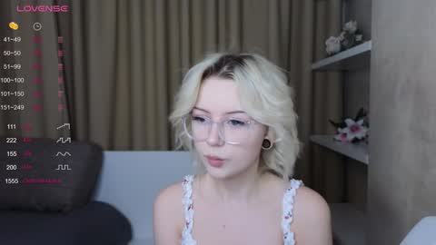 Snapshot of taitatkins chatting on February 1, 5:05 pm Emily online show from February 1, 5:05 pm