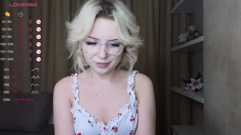 Snapshot of taitatkins chatting on February 1, 9:19 pm Emily online show from February 1, 9:19 pm