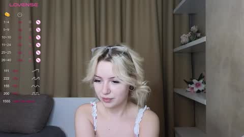 Snapshot of taitatkins chatting on February 2, 12:19 am Emily online show from February 2, 12:19 am