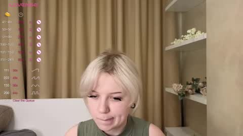 Snapshot of taitatkins chatting on February 10, 12:08 am Emily online show from February 10, 12:08 am