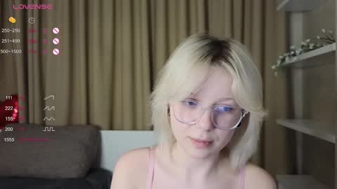 Snapshot of taitatkins chatting on February 20, 12:08 am Emily online show from February 20, 12:08 am