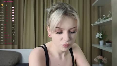 Snapshot of taitatkins chatting on March 5, 9:59 pm Emily online show from March 5, 9:59 pm