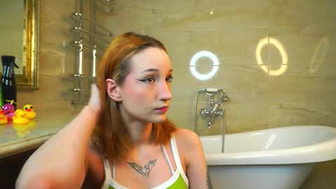 Snapshot of taiteedgington chatting on January 18, 4:27 am im Lally online show from January 18, 4:27 am