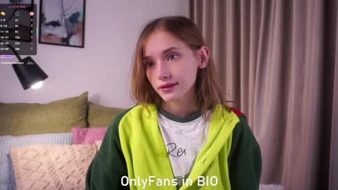 Mia online show from December 3, 1:35 am