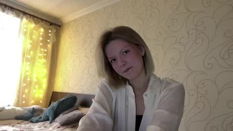 Mia online show from April 30, 3:51 pm