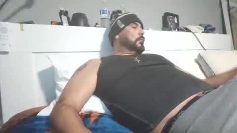 Snapshot of talllatino310 chatting on December 14, 8:02 pm talllatino310 online show from December 14, 8:02 pm