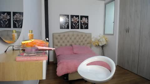 Hi im sara online show from April 22, 1:01 pm