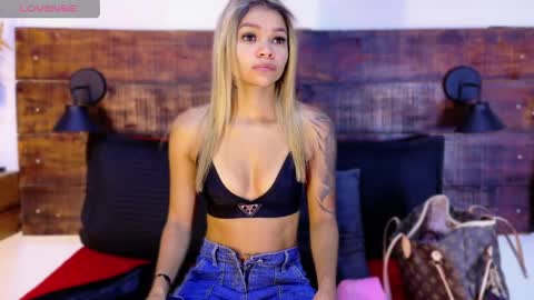 Snapshot of tamara_sanz1 chatting on April 24, 11:01 am online show from April 24, 11:01 am