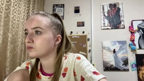 Snapshot of tamiecaimi chatting on April 9, 5:18 pm Karina online show from April 9, 5:18 pm