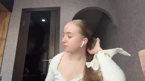 Snapshot of tamiecaimi chatting on April 29, 3:05 pm Karina online show from April 29, 3:05 pm