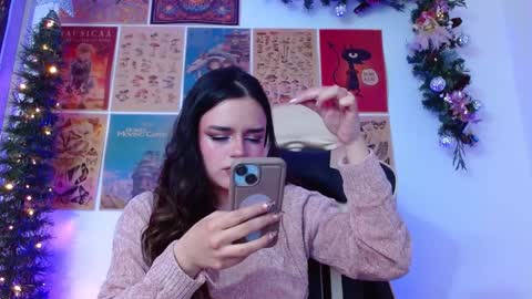 Snapshot of tara_hs chatting on December 11, 2:11 pm online show from December 11, 2:11 pm