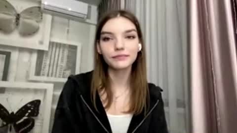 Snapshot of tarahmelaun chatting on February 25, 7:12 pm Mia online show from February 25, 7:12 pm