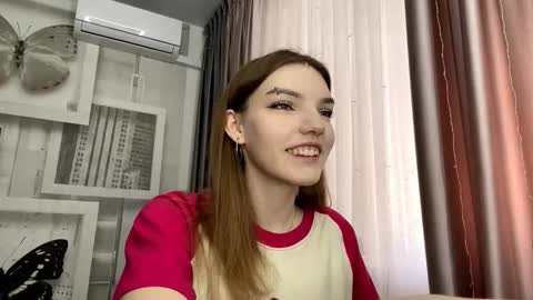 Snapshot of tarahmelaun chatting on March 1, 9:22 am Mia online show from March 1, 9:22 am