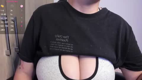 Snapshot of tarrant_ chatting on June 17, 12:02 am tarrant_ online show from June 17, 12:02 am