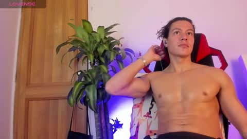 Snapshot of tarzanylobo chatting on December 4, 3:43 pm Tarzan online show from December 4, 3:43 pm